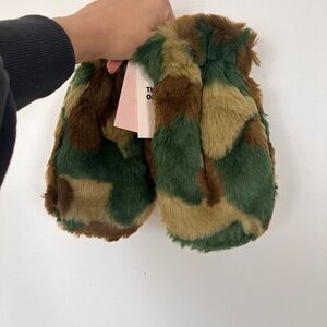 NWT The Animal Observatory Camouflage Faux Kids Large Fur Mittens
